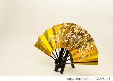 It is also very beautiful as a traditional Japanese craft, such as dancing fans, dances, and ornaments. Also perfect as a gift. 112005971