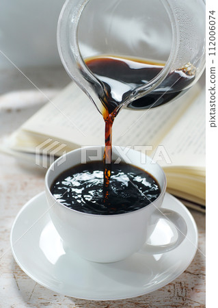 將咖啡倒入咖啡杯 閱讀時的休息時間 112006074