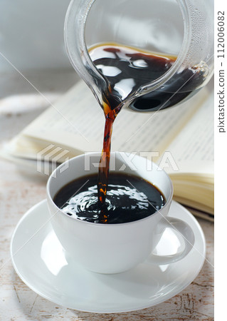 將咖啡倒入咖啡杯 閱讀時的休息時間 將咖啡倒入咖啡杯 閱讀時的休息時間 112006082