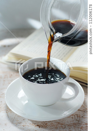 將咖啡倒入咖啡杯 閱讀時的休息時間 112006178