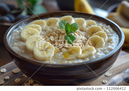 Bowl of oatmeal with banana. 112006412