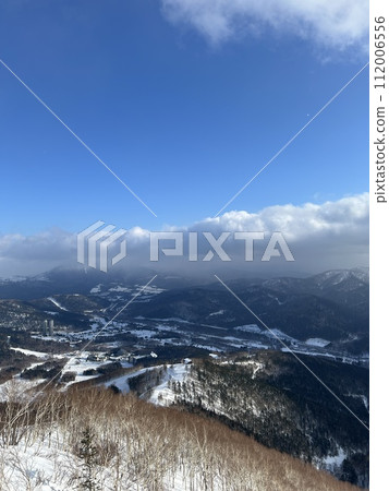 Tomamu is a modern, high-class ski resort in central Hokkaido, about 90 minutes by train south of Sapporo. The resort covers two mountains and has a large selection of trails to choose from. 112006556