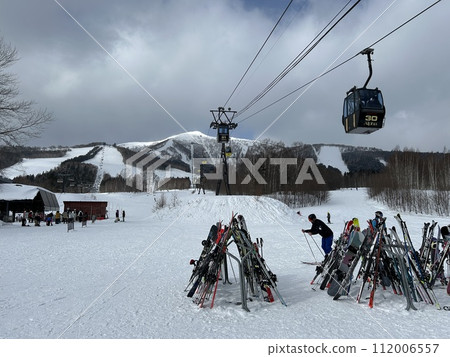 Tomamu is a modern, high-class ski resort in central Hokkaido, about 90 minutes by train south of Sapporo. The resort covers two mountains and has a large selection of trails to choose from. 112006557