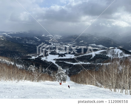 Tomamu is a modern, high-class ski resort in central Hokkaido, about 90 minutes by train south of Sapporo. The resort covers two mountains and has a large selection of trails to choose from. 112006558