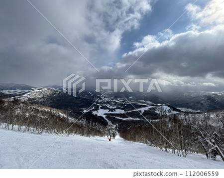 Tomamu is a modern, high-class ski resort in central Hokkaido, about 90 minutes by train south of Sapporo. The resort covers two mountains and has a large selection of trails to choose from. 112006559