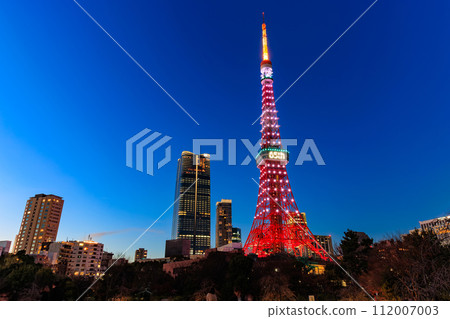 Night view of Tokyo Tower and Azabudai Hills seen from Prince Shiba Park, Shiba Park, Minato-ku, Tokyo Night view of Tokyo Tower and Azabudai Hills seen from Prince Shiba Park, Shiba Park, Minato-ku, Tokyo 112007003