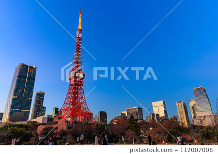 從東京都港區芝公園的芝公園眺望東京鐵塔和麻布台之丘的夜景 從東京都港區芝公園的芝公園眺望東京鐵塔和麻布台之丘的夜景 112007008