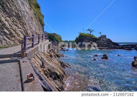 春天的神奈川縣橫須賀市荒崎海岸，從荒崎波的軌跡上眺望弁天島 112007182
