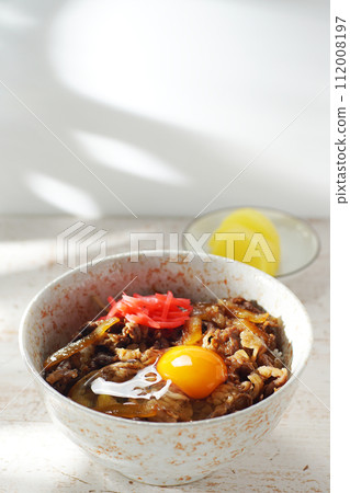 Place raw egg on beef bowl 112008197