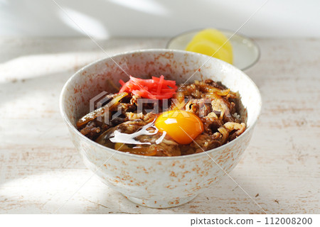 Place raw egg on beef bowl 112008200