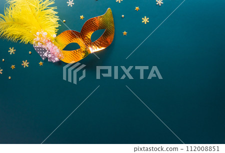 Happy Purim carnival decoration concept made from golden mask star and glitter on dark background. (Happy Purim in Hebrew, jewish holiday celebrate) 112008851