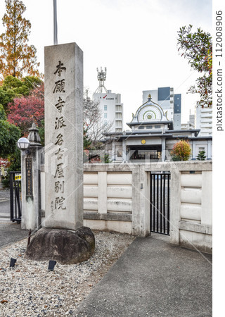 View of the main hall through the stone pillars of Honganji Nagoya Betsuin 112008906