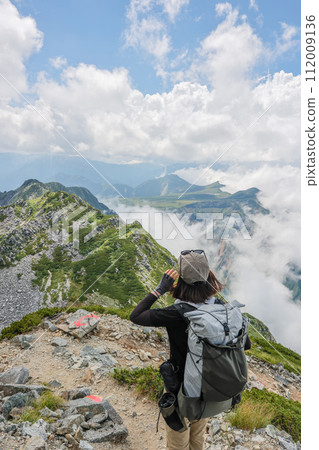 攀登立山的女子 112009136