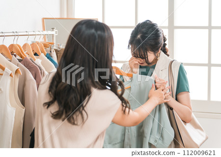 一位女士在服飾店買衣服,一位店員(哭泣、悲傷、賣完了) 一位女士在服飾店買衣服,一位店員(哭泣、悲傷、賣完了) 112009621