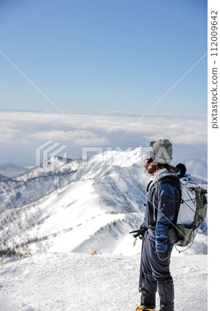 攀登布村山的女性 112009642