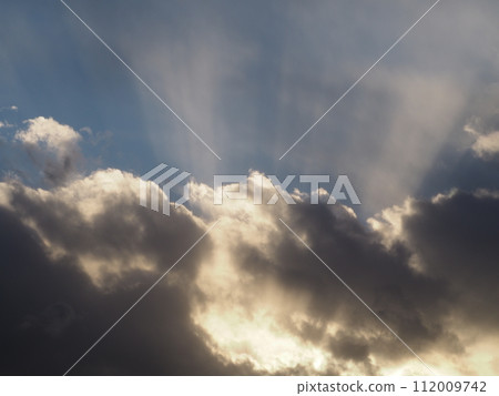 陽光透過雲層的縫隙照耀 陽光透過雲層的縫隙照耀 112009742