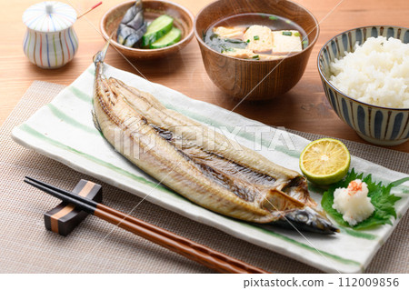 Freshly grilled saury (dried overnight) 112009856