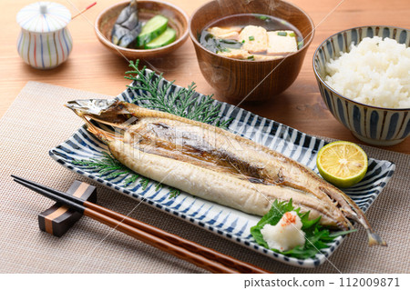Freshly grilled saury (dried overnight) Freshly grilled saury (dried overnight) 112009871