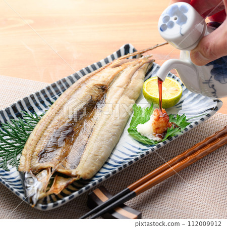 Freshly grilled saury (dried overnight) Freshly grilled saury (dried overnight) 112009912