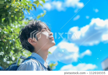 藍天下的年輕人生成AI 112010335