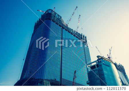 Large-scale construction under construction and blue sky Takanawa Gateway 2024.02 e-3 Emphasis on warm and cool colors Large-scale construction under construction and blue sky Takanawa Gateway 2024.02 e-3 Emphasis on warm and cool colors 112011370