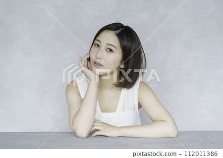 Young woman's bust-up portrait beauty Young woman's bust-up portrait beauty 112011386