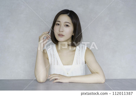 Young woman's bust-up portrait beauty Young woman's bust-up portrait beauty 112011387