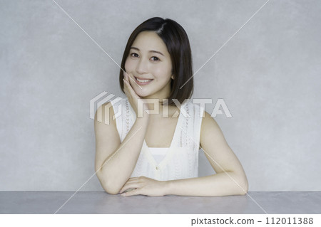 Young woman's bust-up portrait beauty Young woman's bust-up portrait beauty 112011388