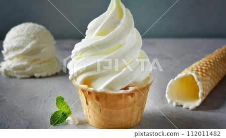 軟冰淇淋和甜筒 112011482