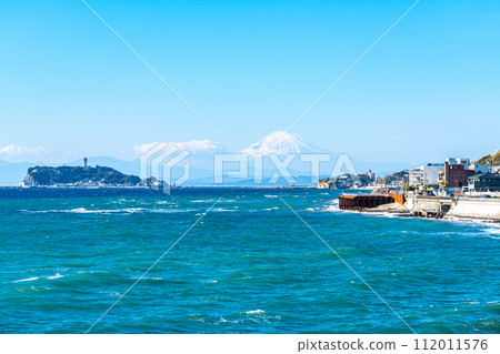 [Kanagawa Prefecture] Majestic Mt. Fuji and Enoshima seen from Inamuragasaki 112011576