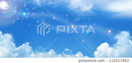 藍天白雲在陽光下閃閃發光 112011963