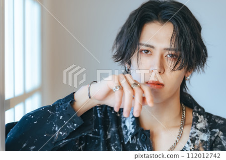 英俊的男人肖像 112012742