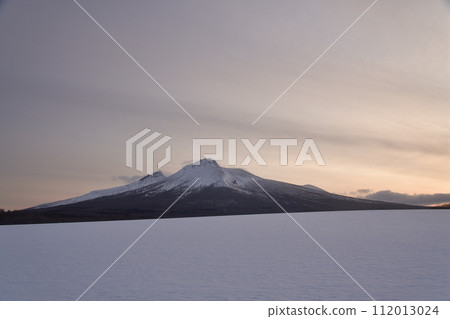 初春北海道森町日出前拍攝駒岳風景 112013024