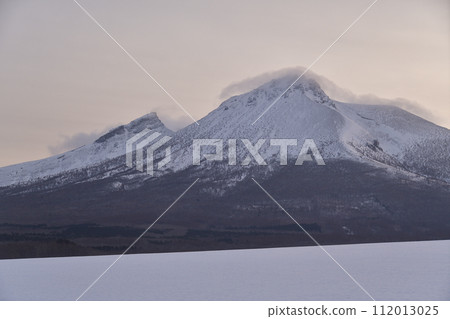Photographing the scenery of Mt. Komagatake before sunrise in Morimachi, Hokkaido in early spring 112013025