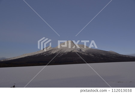 初春北海道森町日出前拍攝駒岳風景 112013038