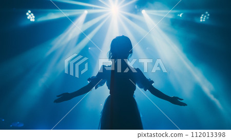女歌手在舞台上唱歌 112013398