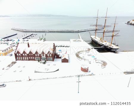 拍攝早春北海道江差町江差港碼頭和海陽丸的風景 112014435