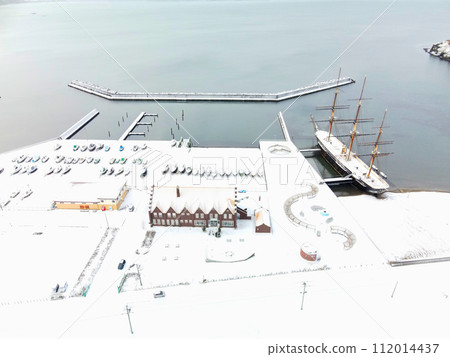 拍攝早春北海道江差町江差港碼頭和海陽丸的風景 112014437