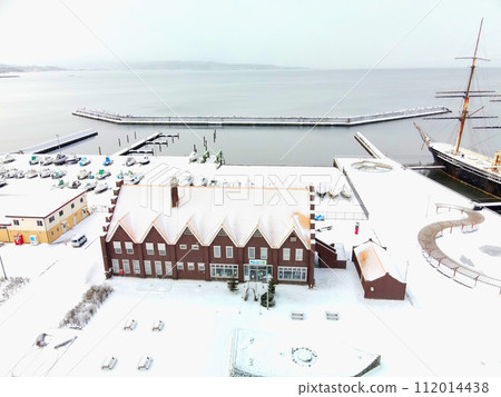 拍攝早春北海道江差町江差港碼頭和海陽丸的風景 112014438