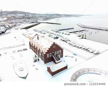 拍攝早春北海道江差町江差港碼頭和海陽丸的風景 112014440