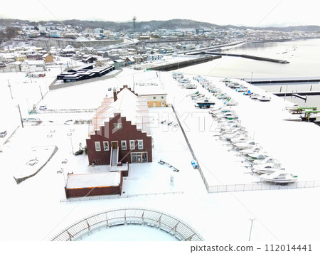 拍攝早春北海道江差町江差港碼頭和海陽丸的風景 112014441