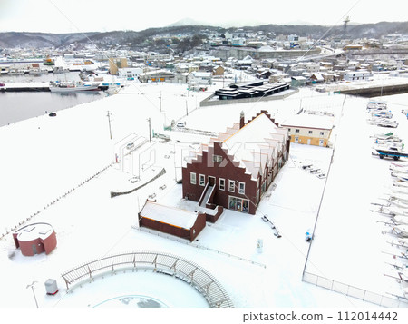 拍攝早春北海道江差町江差港碼頭和海陽丸的風景 拍攝早春北海道江差町江差港碼頭和海陽丸的風景 112014442