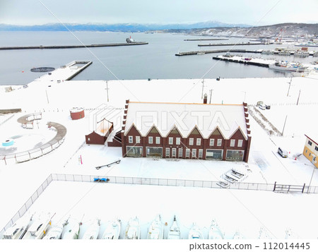 拍攝早春北海道江差町江差港碼頭和海陽丸的風景 112014445