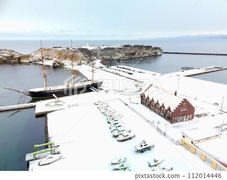 拍攝早春北海道江差町江差港碼頭和海陽丸的風景 112014446
