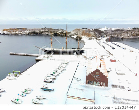 拍攝早春北海道江差町江差港碼頭和海陽丸的風景 112014447