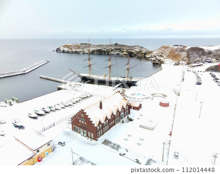 拍攝早春北海道江差町江差港碼頭和海陽丸的風景 112014448