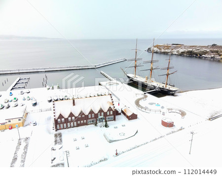 拍攝早春北海道江差町江差港碼頭和海陽丸的風景 112014449