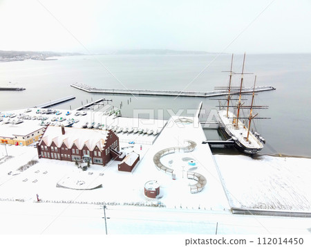 拍攝早春北海道江差町江差港碼頭和海陽丸的風景 112014450