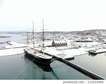 拍攝早春北海道江差町江差港碼頭和海陽丸的風景 拍攝早春北海道江差町江差港碼頭和海陽丸的風景 112014460