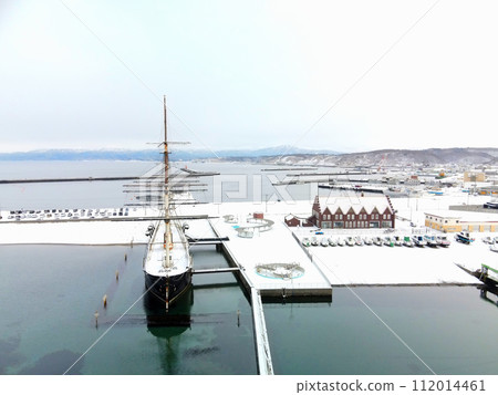 拍攝早春北海道江差町江差港碼頭和海陽丸的風景 拍攝早春北海道江差町江差港碼頭和海陽丸的風景 112014461